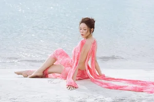 Ly Nha Ky Showcases Sophisticated Style and Timeless Beauty at Ha Long Bay - image 2