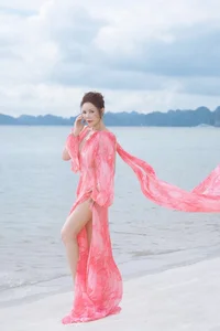 Ly Nha Ky Showcases Sophisticated Style and Timeless Beauty at Ha Long Bay - image 3