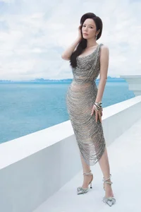 Ly Nha Ky Showcases Sophisticated Style and Timeless Beauty at Ha Long Bay - image 0
