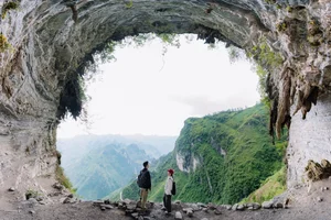 Summer Travel Boom: Ma Pi Leng Pass and Meo Vac Attract Crowds in Vietnam - image 3
