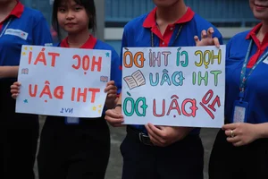 Creative and Inspiring Exam Support Signs for Students in Vietnam - image 1