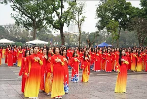 Stunning Visual Tribute: 500 Students Form Vietnam Map in Red Ao Dai at Hoan Kiem Lake - image 7