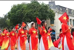 Stunning Visual Tribute: 500 Students Form Vietnam Map in Red Ao Dai at Hoan Kiem Lake - image 0