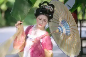 YiTuYu Vol.8697: Zi Xiao Xun – Elegant Hanfu Beauty Blooms in a Timeless Garden Scene - image 0