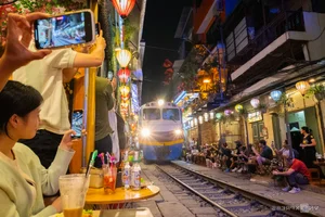 Hanoi Train Street Coffee Returns: A Visual Guide to Vietnam's Unique Attraction - image 0