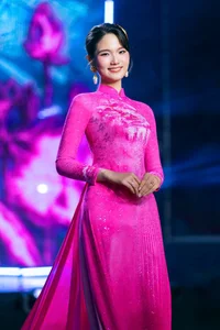 Designer Do Trinh Hoai Nam Transforms Yen Bai Gemstone Art into Luxurious Ao Dai - image 3