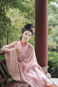 YiTuYu Art Language Vol. 6713: Elegant Artistic Portraits Featuring Model Ruan Yu - image 19
