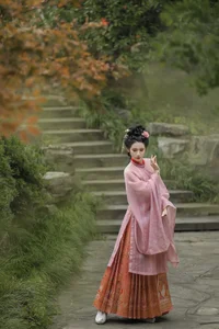 YiTuYu Art Language Vol. 6713: Elegant Artistic Portraits Featuring Model Ruan Yu - image 7
