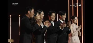 Song Hye Kyo at Blue Dragon Series Awards 2024: Embracing Natural Beauty and Elegance - image 9