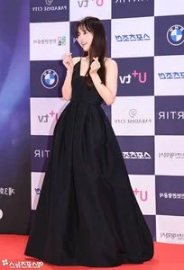 Song Hye Kyo at Blue Dragon Series Awards 2024: Embracing Natural Beauty and Elegance - image 5