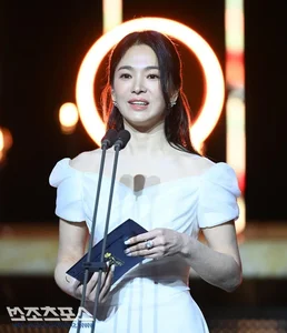 Song Hye Kyo at Blue Dragon Series Awards 2024: Embracing Natural Beauty and Elegance - image 1