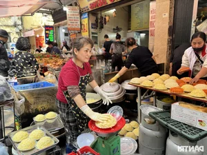 Discover Traditional Delicacies from Hanoi's Luxury Markets During Tet - image 0
