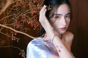 Gen Z Chinese Influencer Captivates Fans with Surreal AI-Like Visuals and Aesthetic Fashion - image 2