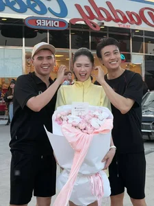 Quoc Truong Celebrates Birthday with Ngoc Trinh Amidst Mother's Noticed Reaction - image 1
