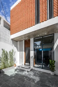 Incredible Transformation: From Industrial Warehouse to Poetic Townhouse - image 1