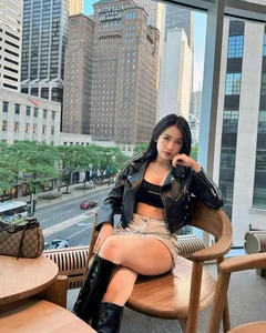 The Stunning Career and Style of the DJ Who Partnered with Son Tung M-TP - image 0