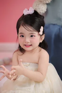 Lisa Daughter of Khanh Thi and Phan Hien Stuns with Living Doll Visuals - image 11