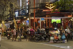 Balancing Tourism and Urban Order: Sidewalk Encroachment Issues in Da Nang - image 0