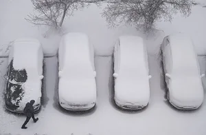 Unexpected Spring Snowfall Grips Moscow and Suburbs, Causing Transport Delays - image 4
