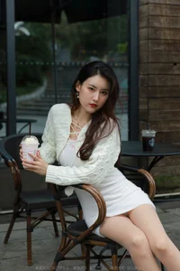 IESS Xiaobao in White: The Ultimate Guide to Styling a Classic White Bodycon Skirt - image 5