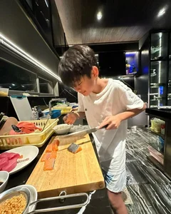 Le Quyen’s Son Prepares Gourmet Meal, Showcasing Down-to-Earth Upbringing - image 13