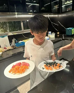 Le Quyen’s Son Prepares Gourmet Meal, Showcasing Down-to-Earth Upbringing - image 8