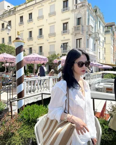Song Hye Kyo's Travel Style: Mastering the Art of Minimalist Luxury Outfits - image 3