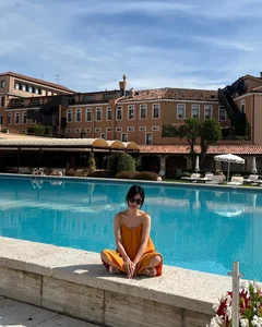 Song Hye Kyo's Travel Style: Mastering the Art of Minimalist Luxury Outfits - image 5