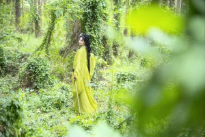 YiTuYu Art Language Vol.7320 Featuring Miao Su Su: Elegant Portrait Photography - image 0