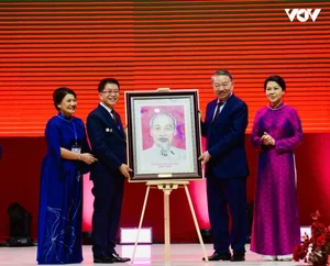 General Secretary and President To Lam Meets Vietnamese Community During Thailand Visit - image 3
