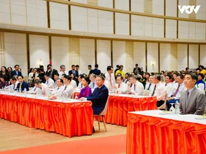 General Secretary and President To Lam Meets Vietnamese Community During Thailand Visit - image 8