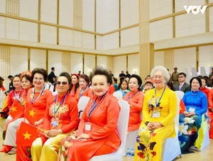 General Secretary and President To Lam Meets Vietnamese Community During Thailand Visit - image 9