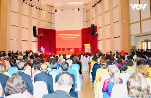 General Secretary and President To Lam Meets Vietnamese Community During Thailand Visit - image 1