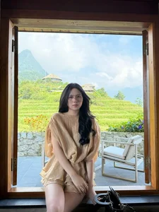 The Radiant Beauty of Ngo Hoang Duong: A Fashion Icon - image 0