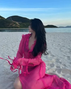 The Radiant Beauty of Ngo Hoang Duong: A Fashion Icon - image 5
