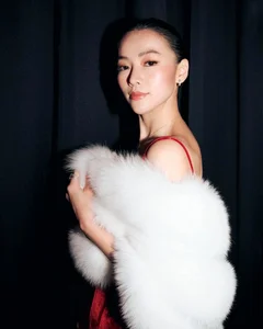 Celebrity Fashion Spotlight: Thuy Anh's Bustier Glamour and Ho Ngoc Ha's Radiant Red Style - image 0