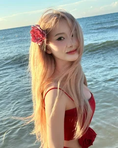 Viral Beauty: The Hot Girl Who Captivated Social Media with a Laptop - image 0