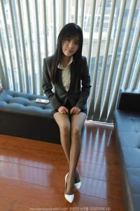 Sophisticated Style in IESS No.1633 featuring Wan Ping - image 2