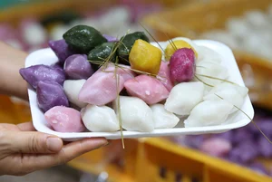 Exploring the Diverse Mooncakes of Asia - image 0